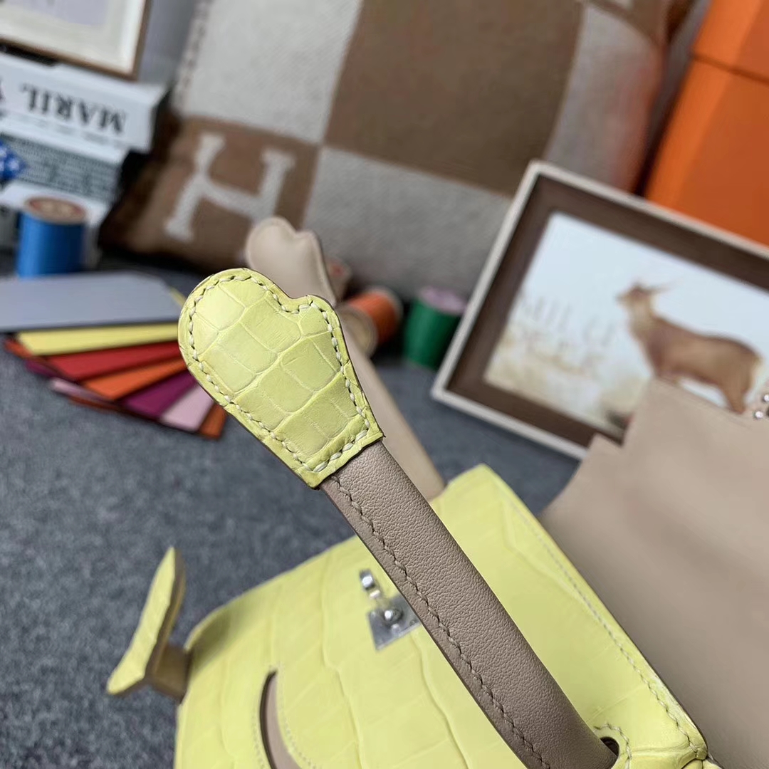 Hermès（爱马仕）柠檬黄拼沥青灰 原厂御用顶级鳄鱼皮 Kelly doll 银扣