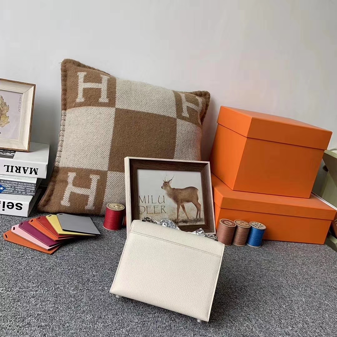 Hermès（爱马仕）奶昔白 原厂御用顶级‮羊山‬皮 Verrou 插销包 现货