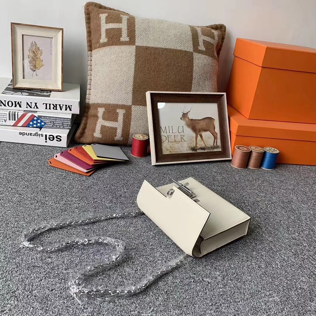 Hermès（爱马仕）奶昔白 原厂御用顶级‮羊山‬皮 Verrou 插销包 现货