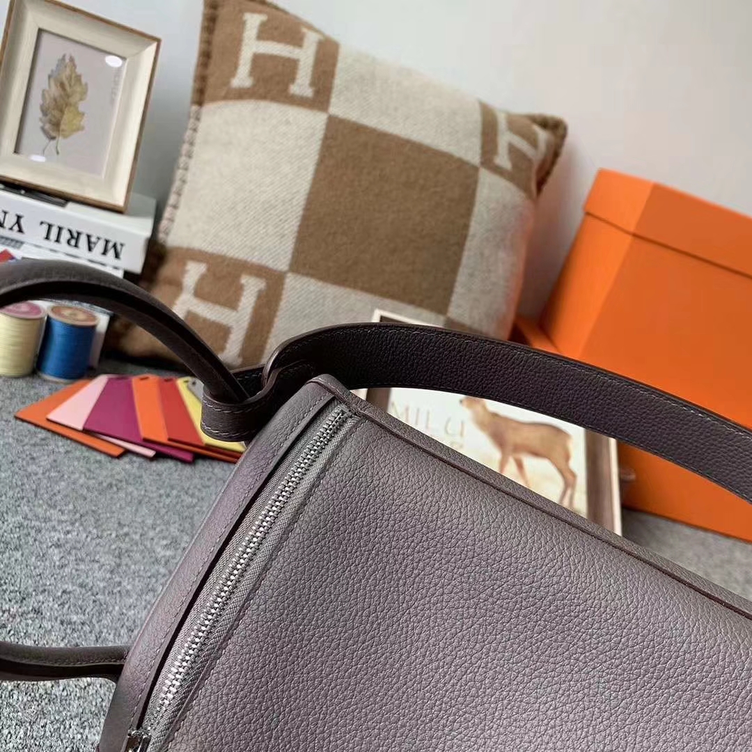 Hermès（爱马仕）8F锡器灰 原厂御用顶级TC皮 Lindy 26 银扣