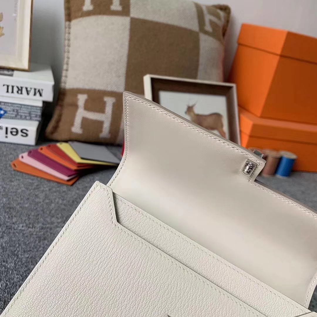 Hermès（爱马仕）奶昔白 原厂御用顶级‮羊山‬皮 Verrou 插销包 现货