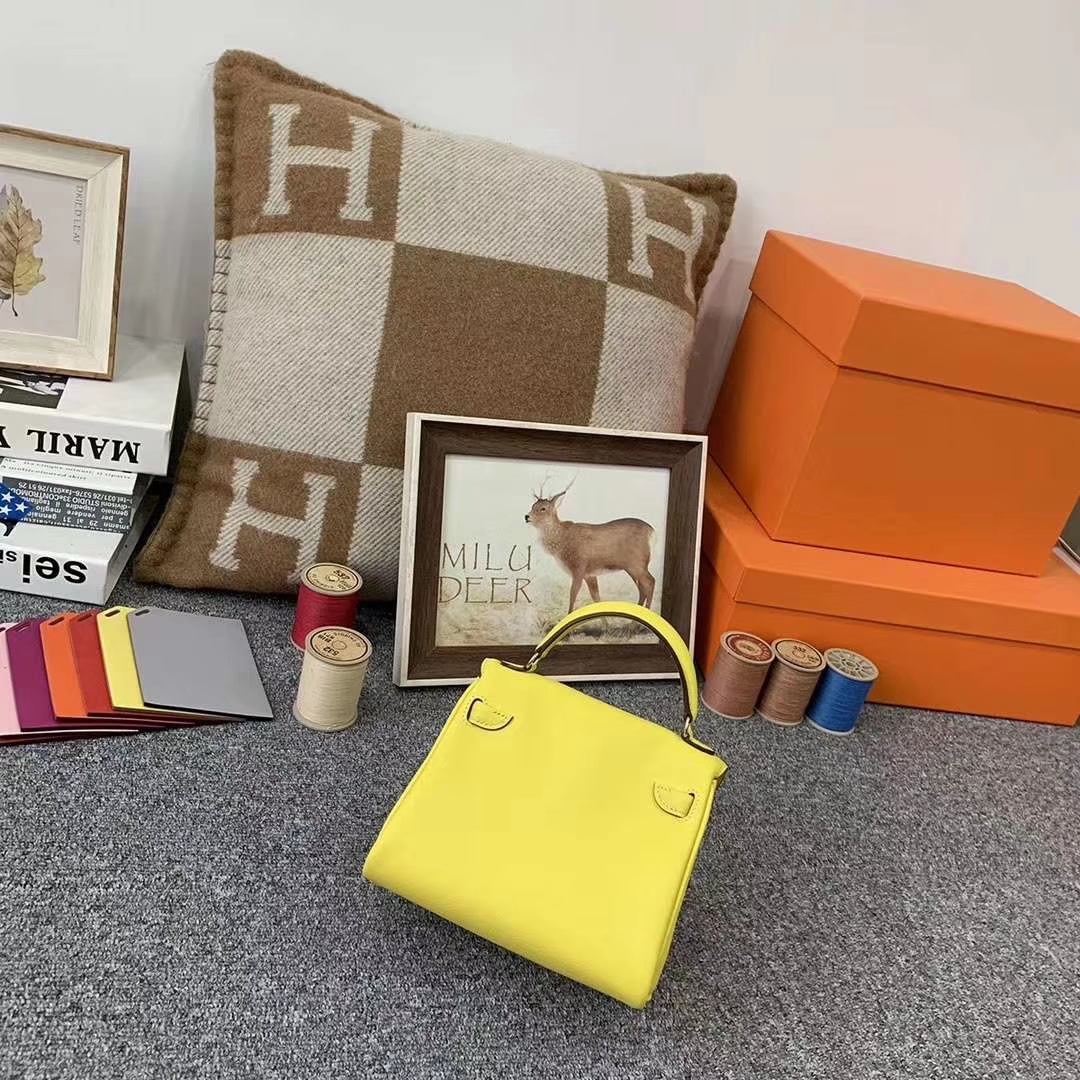 Hermès（爱马仕）柠檬黄拼罂粟橘色 原厂御用顶级Swift 皮 Kelly doll 金扣 现货