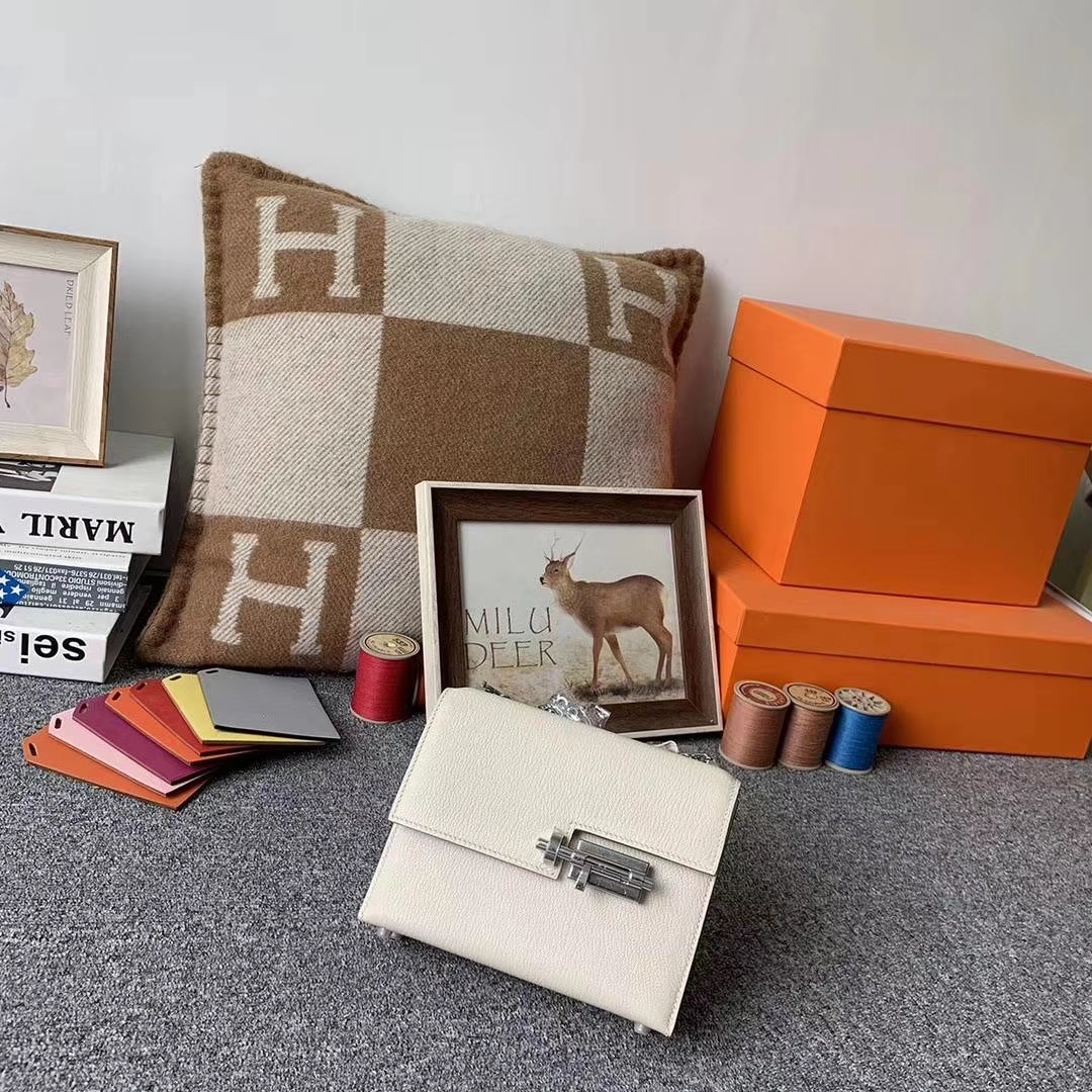 Hermès（爱马仕）奶昔白 原厂御用顶级‮羊山‬皮 Verrou 插销包 现货