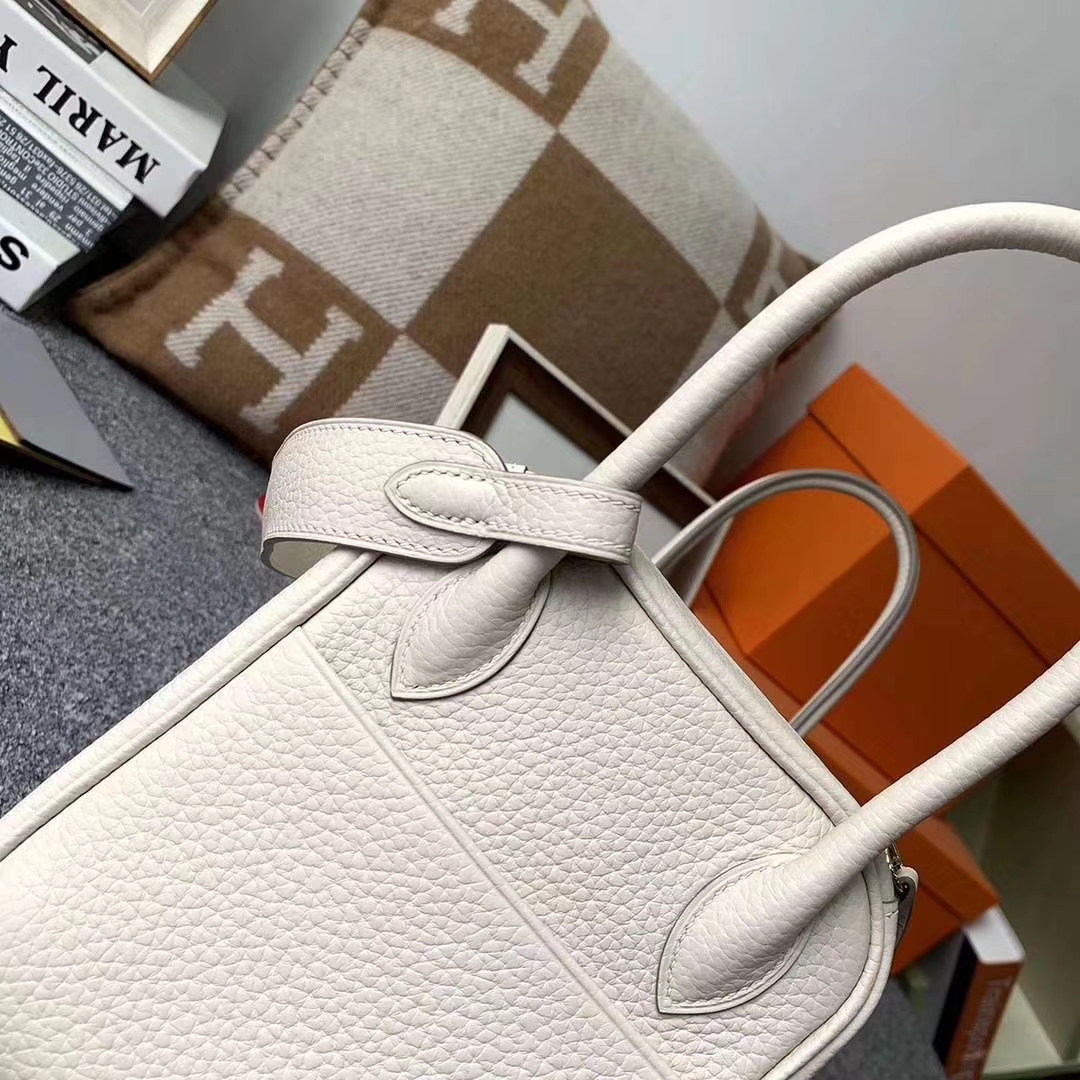 Hermès（爱马仕）奶昔白 原厂‮用御‬顶级TC 皮  Lindy 26 金扣 银扣 现货