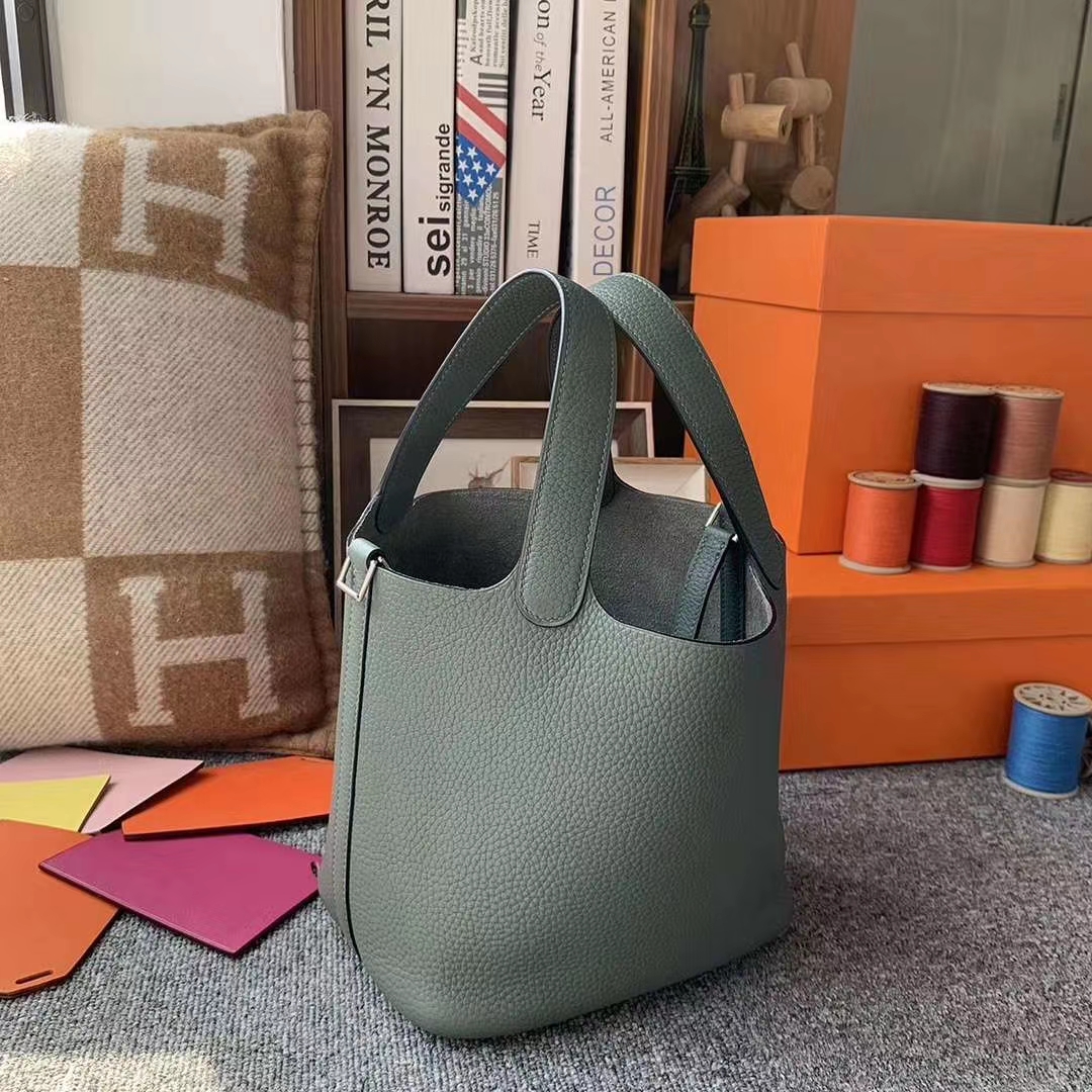 Hermès（爱马仕）杏绿色 原厂御用顶级TC皮 Picotin  Lock 18cm 银扣