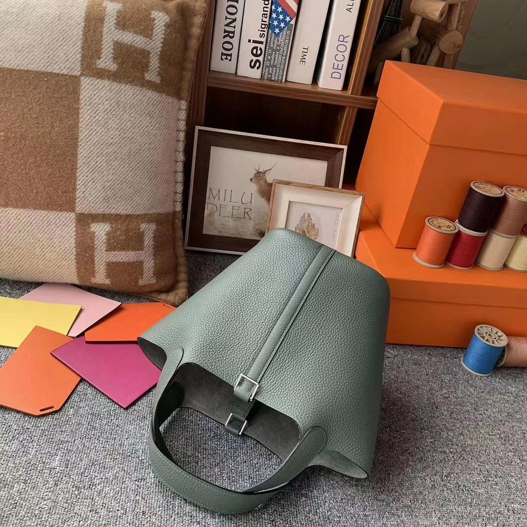 Hermès（爱马仕）杏绿色 原厂御用顶级TC皮 Picotin  Lock 18cm 银扣