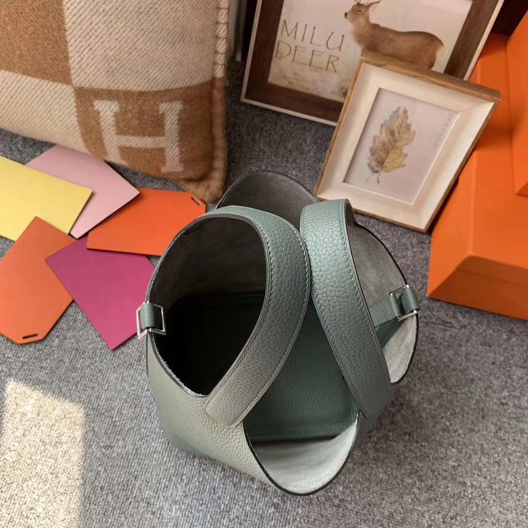 Hermès（爱马仕）杏绿色 原厂御用顶级TC皮 Picotin  Lock 18cm 银扣