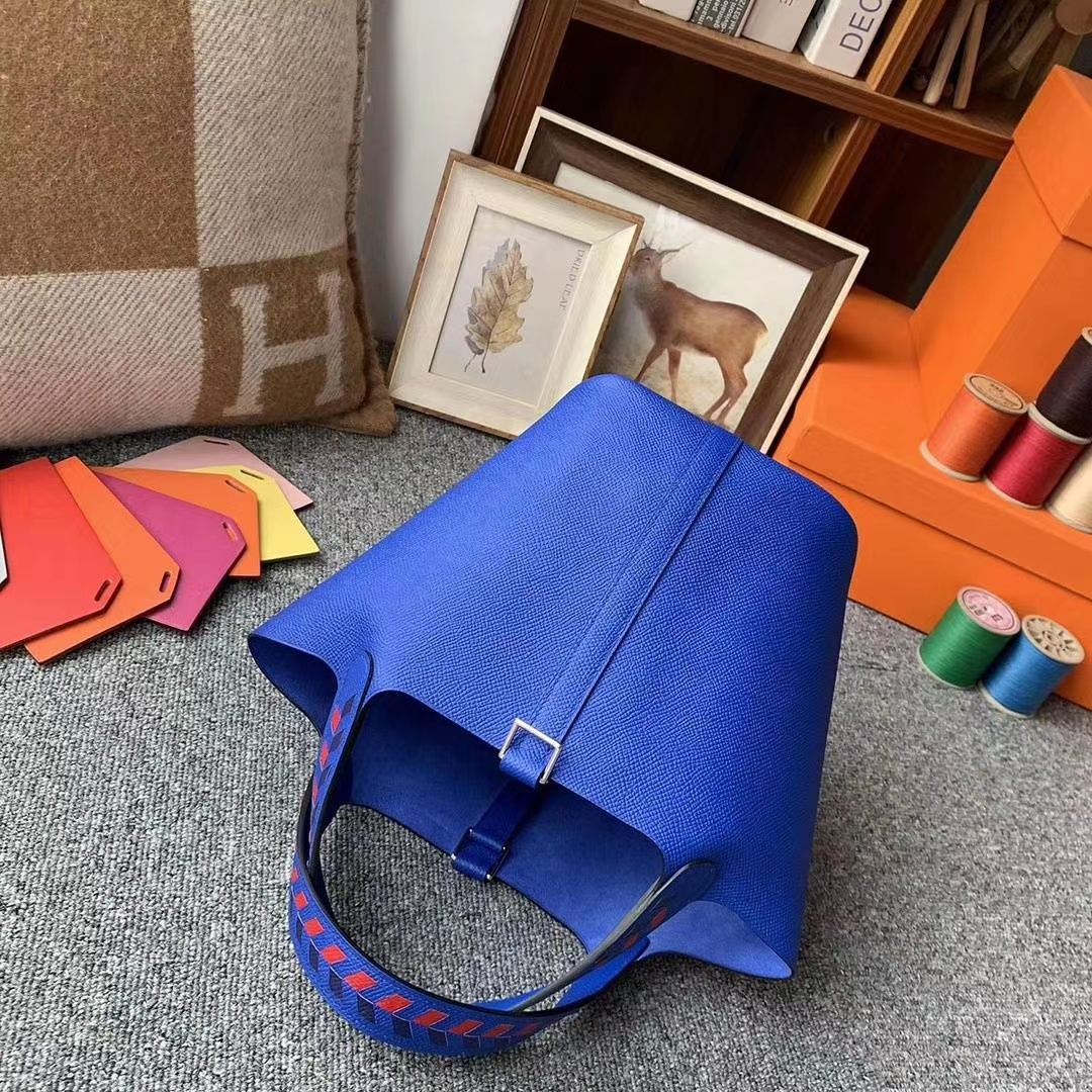Hermès（爱马仕）琉璃蓝 手腕编织款 原厂御用顶级Epsom 皮 Picotin Lock 18cm 银扣