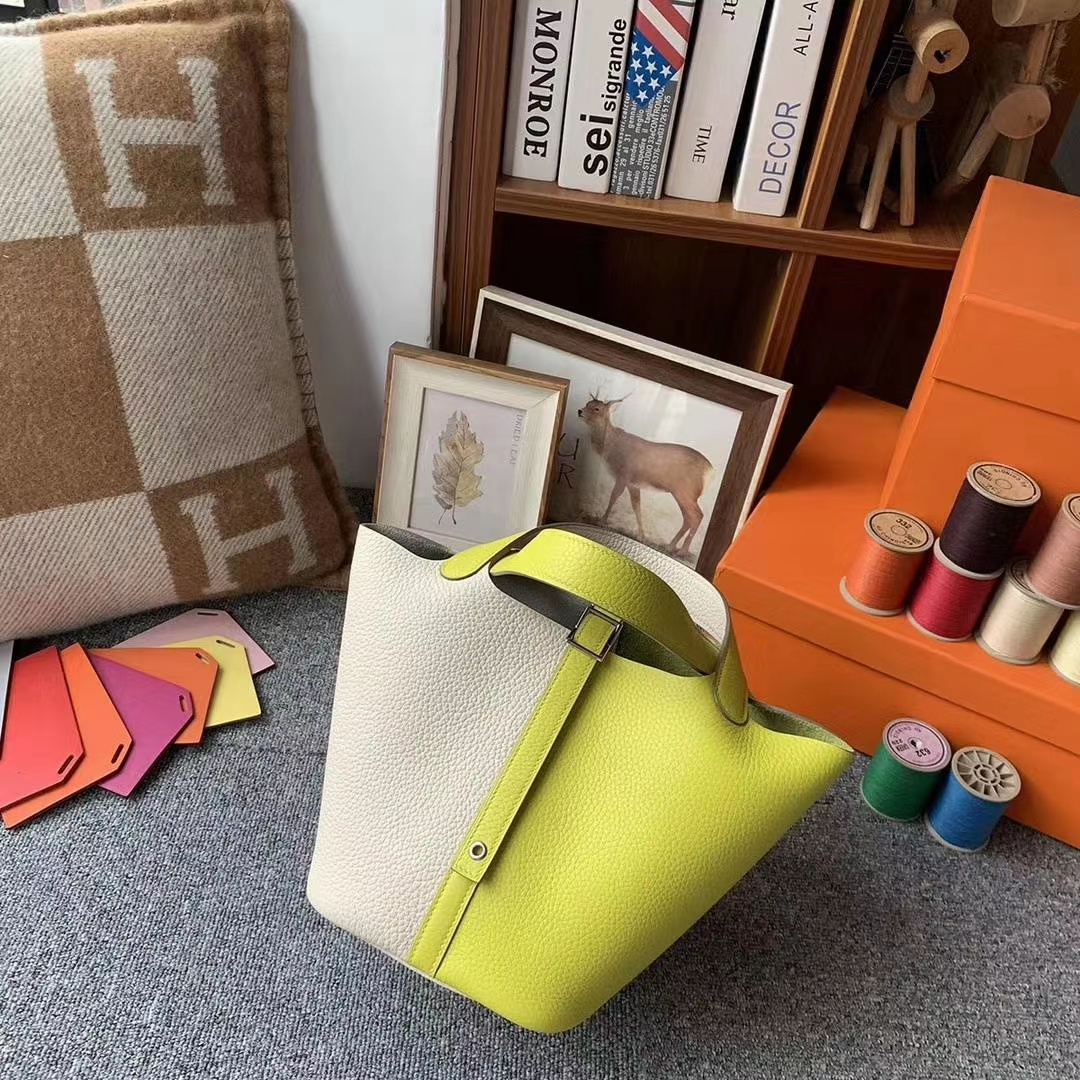 Hermès（爱马仕）奶昔白拼柠檬黄 原厂御用顶级TC皮 Picotin  Lock 18cm 银扣