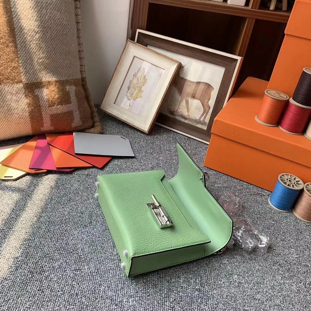 Hermès（爱马仕）牛油果绿 原厂御用顶级山羊皮 Verrou 插销包 银扣