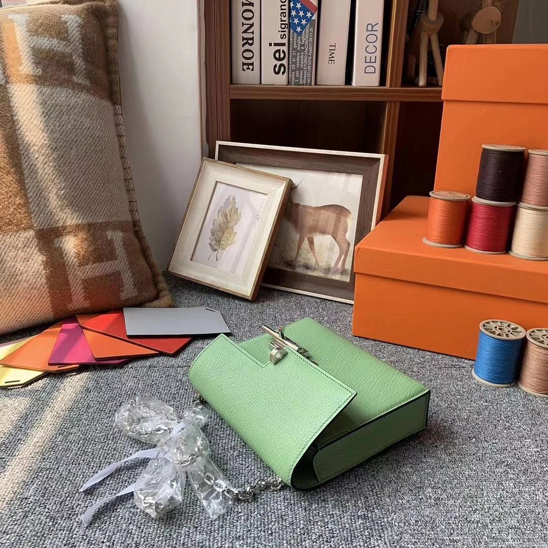 Hermès（爱马仕）牛油果绿 原厂御用顶级山羊皮 Verrou 插销包 银扣
