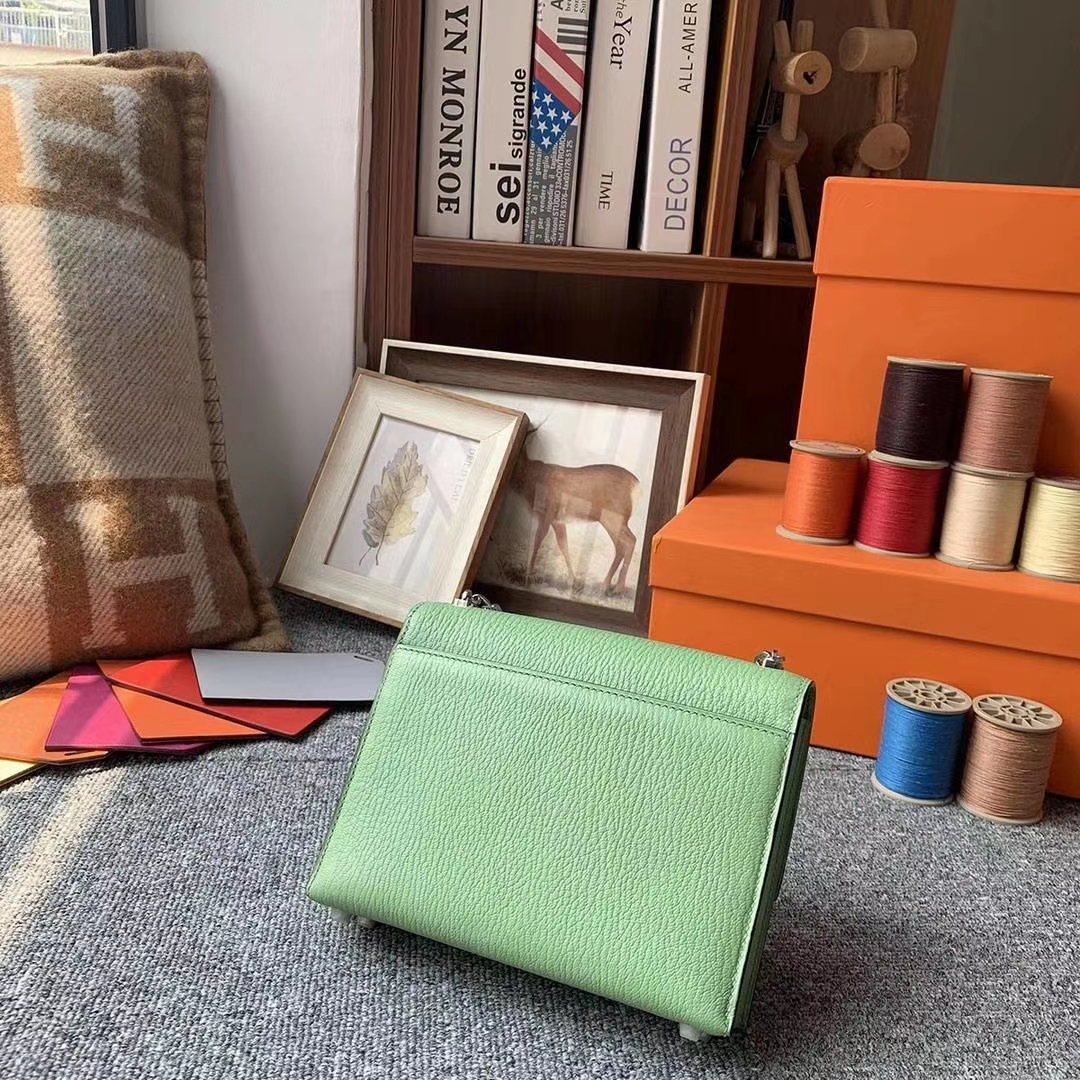 Hermès（爱马仕）牛油果绿 原厂御用顶级山羊皮 Verrou 插销包 银扣