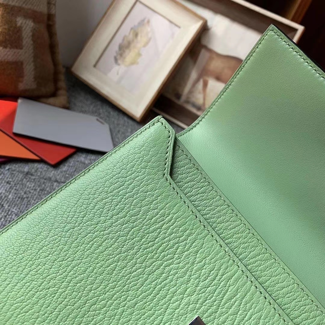 Hermès（爱马仕）牛油果绿 原厂御用顶级山羊皮 Verrou 插销包 银扣