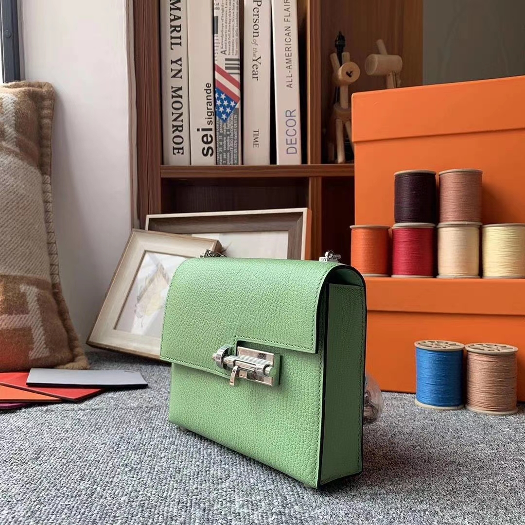 Hermès（爱马仕）牛油果绿 原厂御用顶级山羊皮 Verrou 插销包 银扣