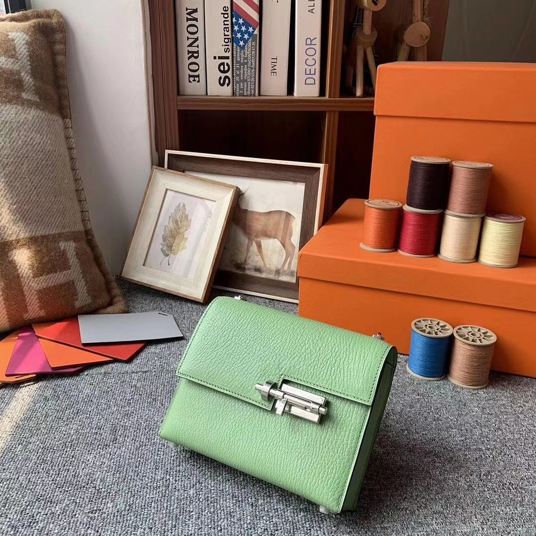 Hermès（爱马仕）牛油果绿 原厂御用顶级山羊皮 Verrou 插销包 银扣
