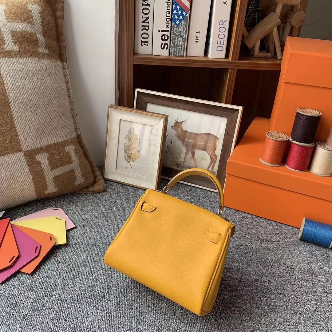 Hermès（爱马仕）9D琥珀黄拼玉兰粉 原厂御用顶级Swift 皮 Kelly Doll 银扣 现货
