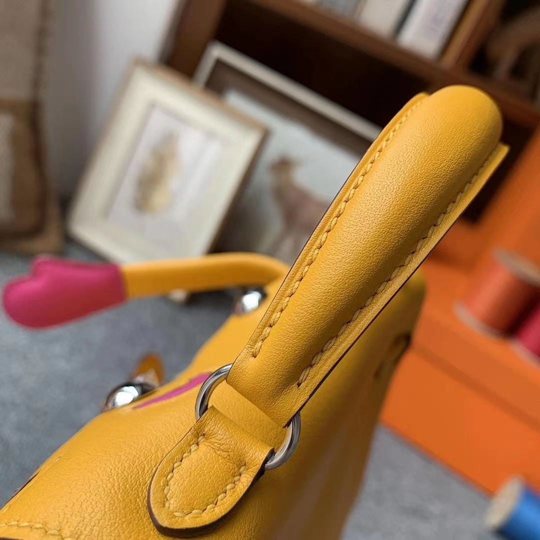 Hermès（爱马仕）9D琥珀黄拼玉兰粉 原厂御用顶级Swift 皮 Kelly Doll 银扣 现货