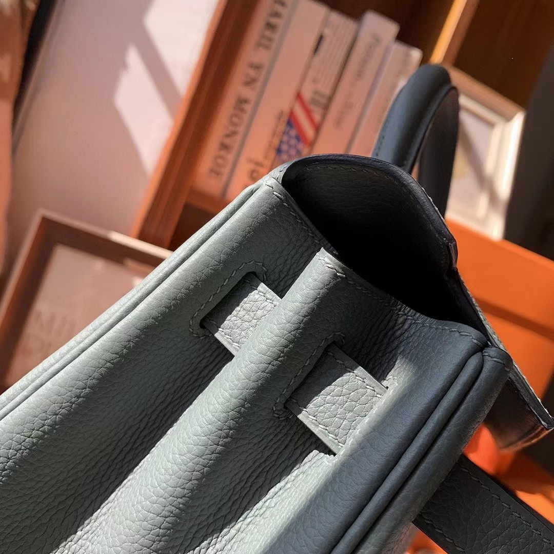 Hermès（爱马仕）杏绿色 原厂御用顶级小牛皮 Kelly 28 金扣