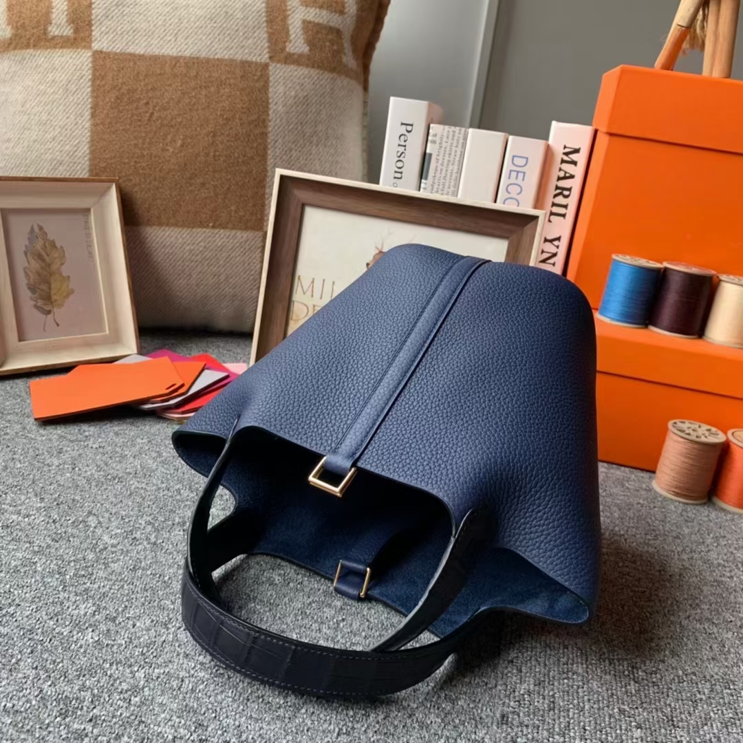 Hermès（爱马仕）Picotin Lock 菜篮子 宝石蓝 鳄鱼手腕 原厂御用顶级TC皮 18cm 金扣