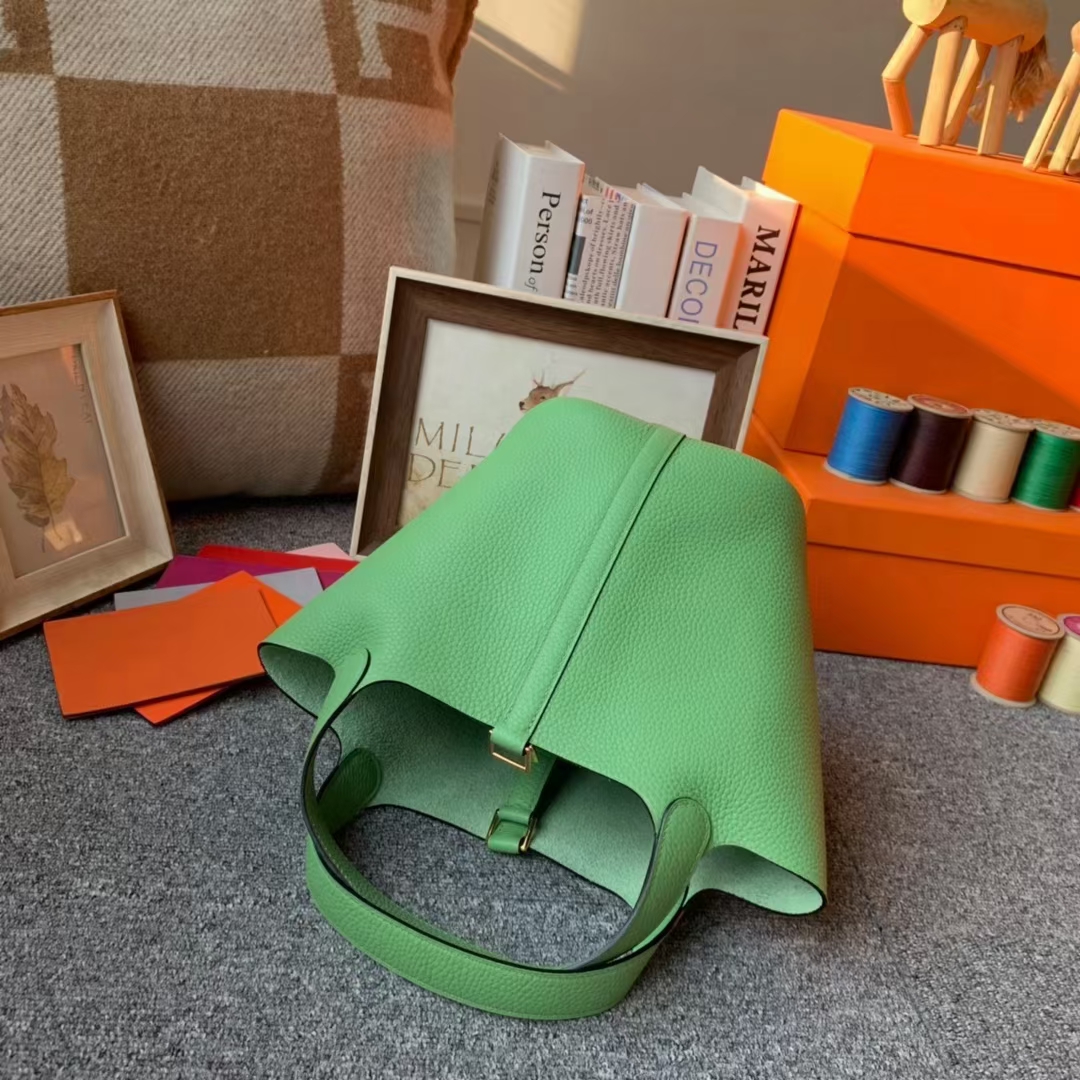 Hermès（爱马仕）Picotin Lock 菜篮子 牛油果绿 原厂御用顶级TC皮 18cm 金扣 现货