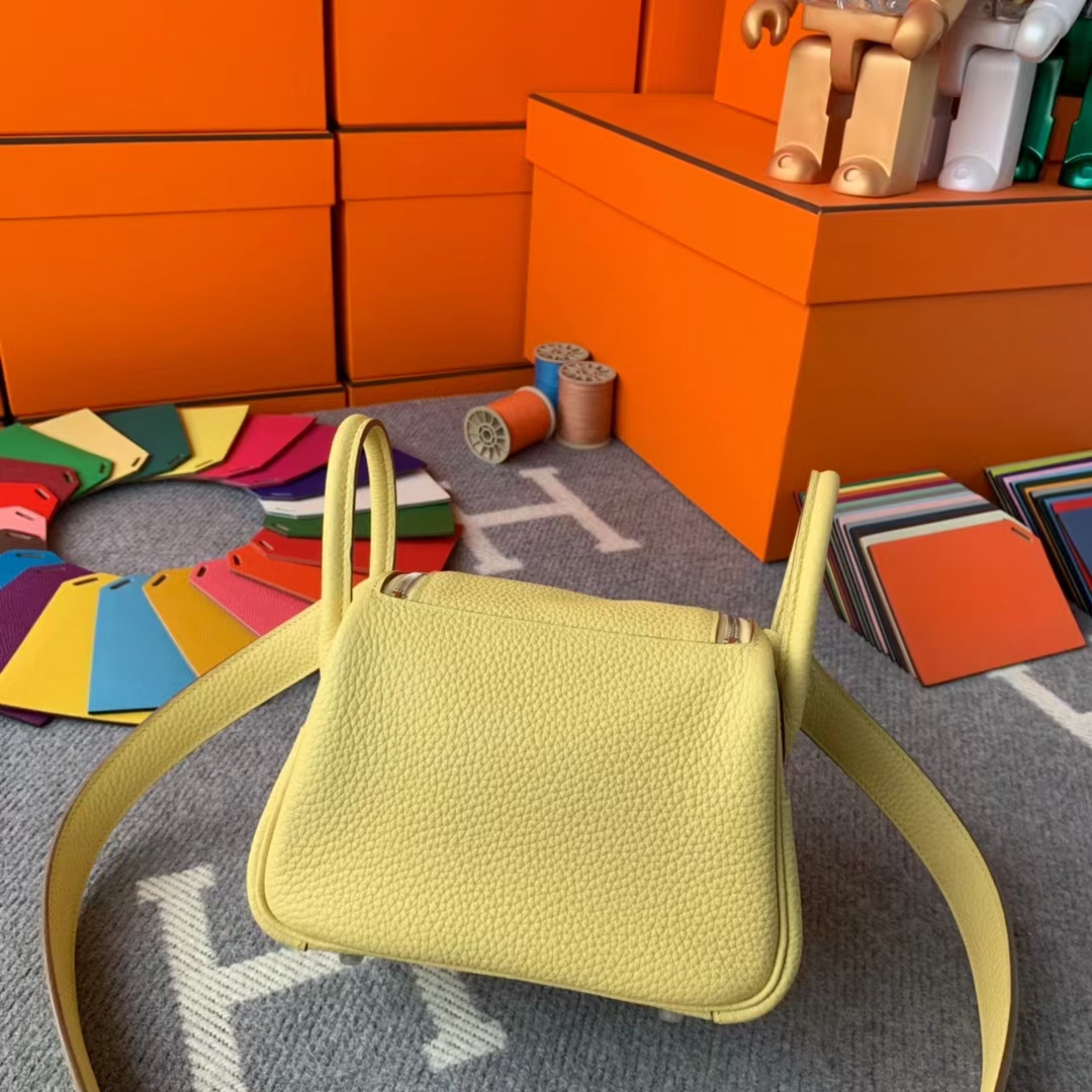 Hermès（爱马仕）Mini Lindy 迷你琳迪 小鸡黄内拼奶昔白 原厂御用顶级Tc皮 银扣