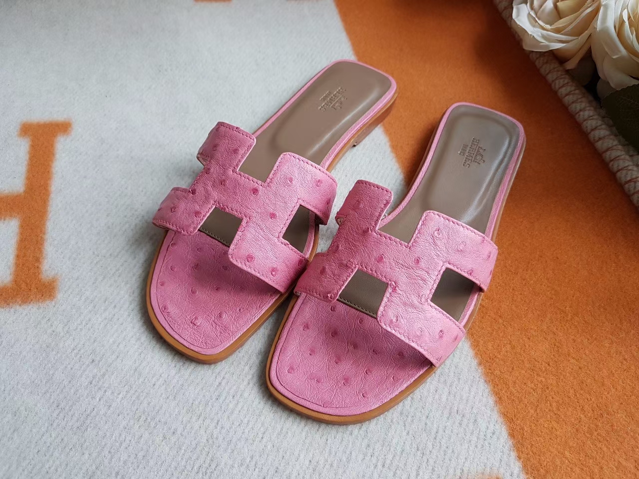 Hermès（爱马仕）H拖鞋 平底 鸵鸟皮 1Q奶昔 粉色