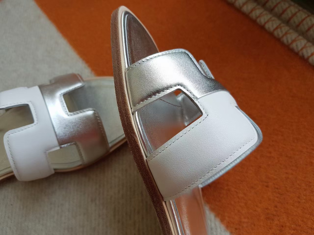 Hermès（爱马仕）H拖鞋 平底 swift皮 银色 拼 白色
