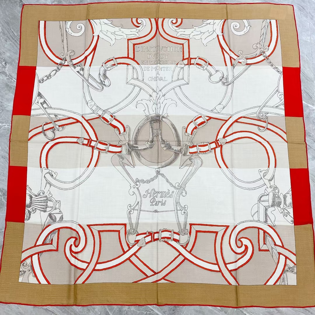 Hermès（爱马仕）秋季款 丝巾《国家马术指导条纹版丝绒披肩》米色