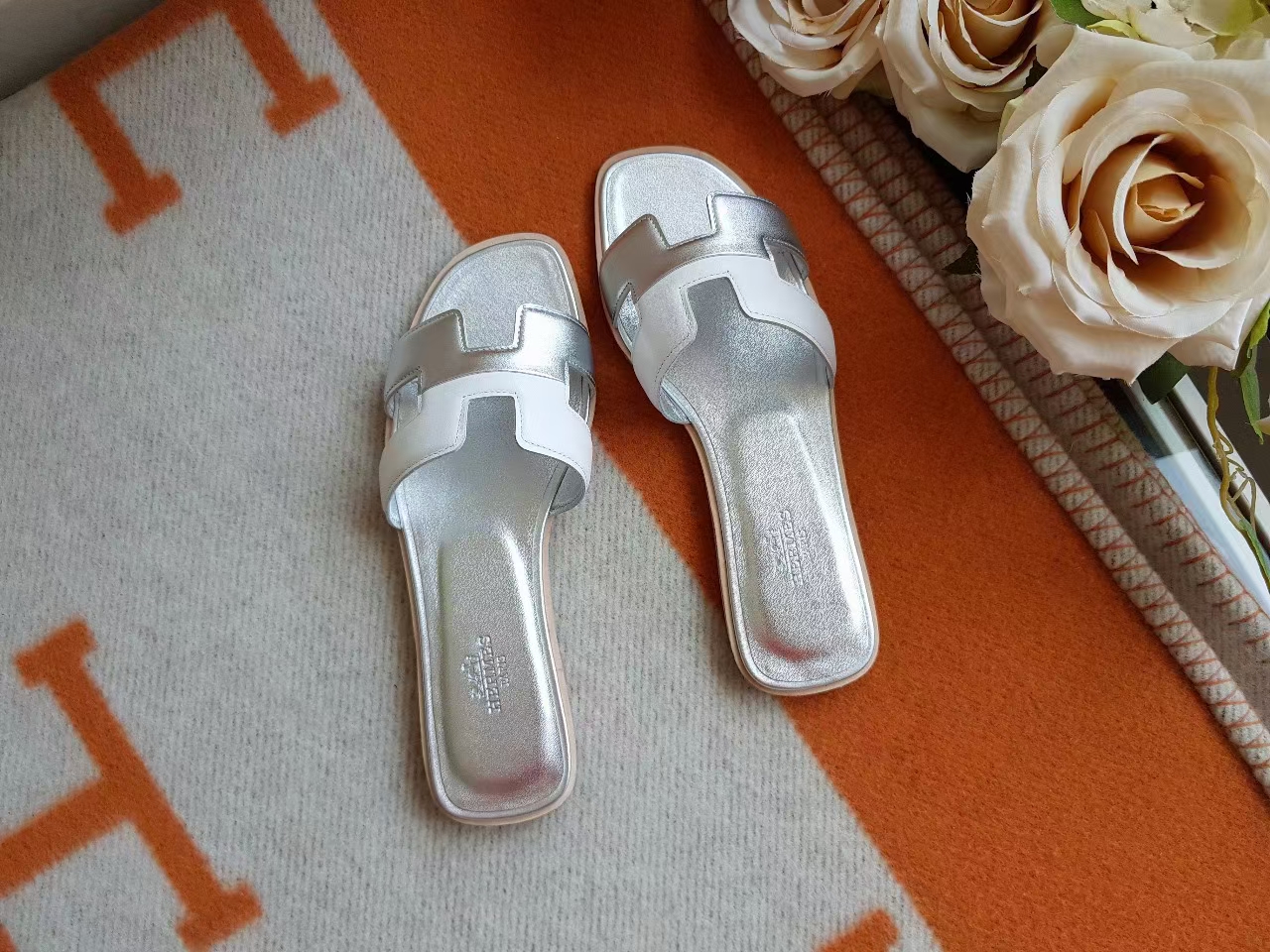 Hermès（爱马仕）H拖鞋 平底 swift皮 银色 拼 白色