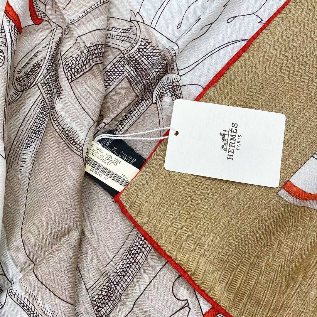 Hermès（爱马仕）秋季款 丝巾《国家马术指导条纹版丝绒披肩》米色