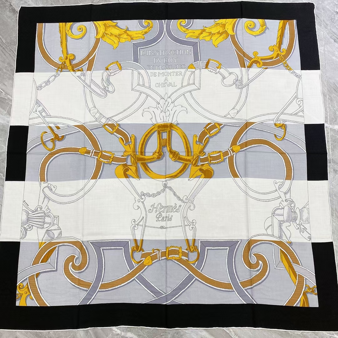 Hermès（爱马仕）秋季款 丝巾《国家马术指导条纹版丝绒披肩》黑灰色