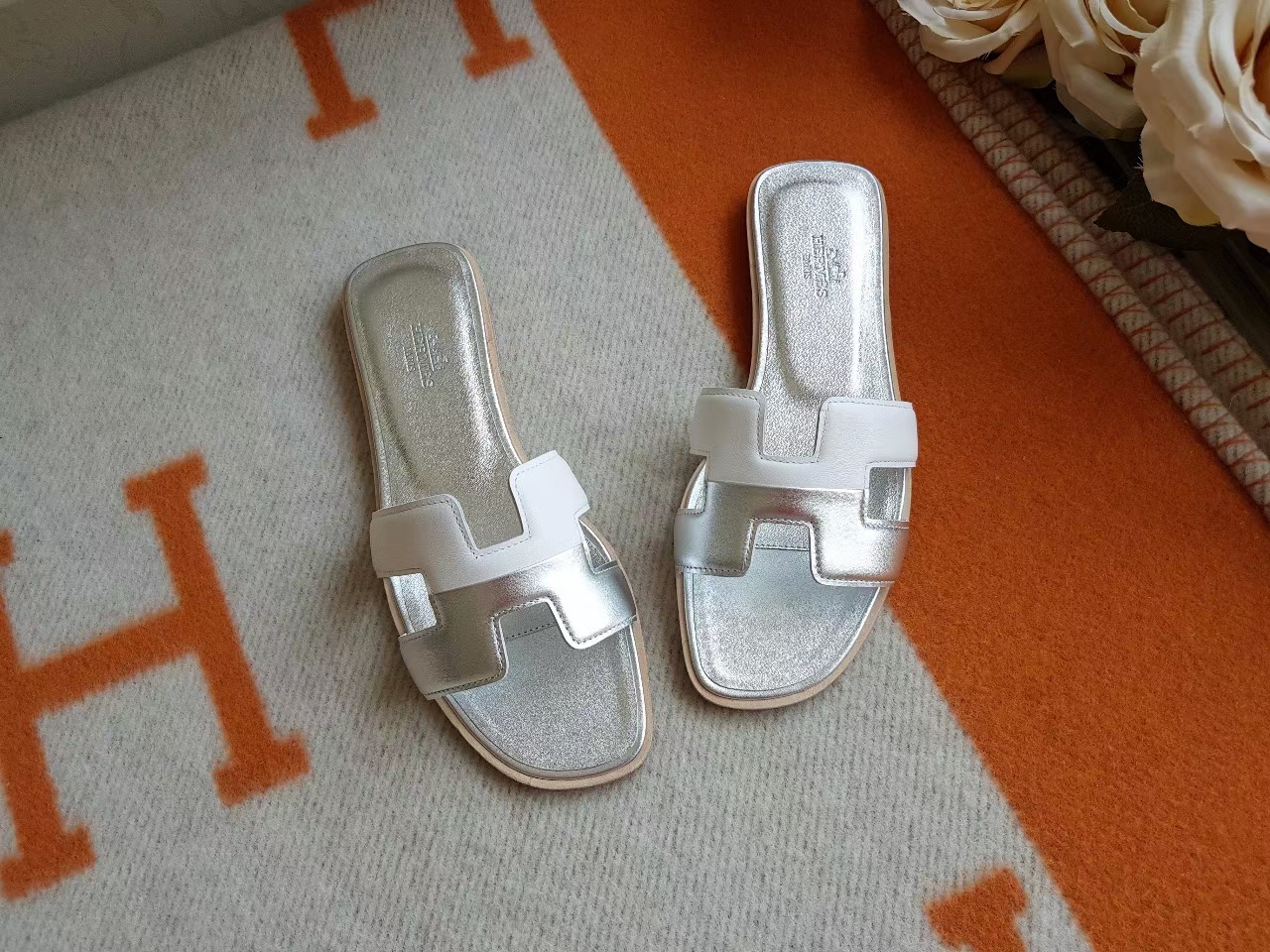 Hermès（爱马仕）H拖鞋 平底 swift皮 银色 拼 白色