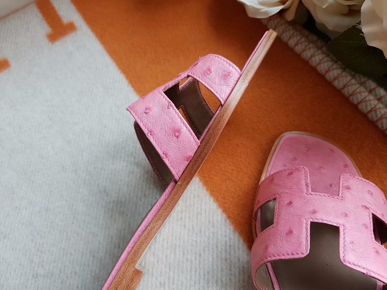 Hermès（爱马仕）H拖鞋 平底 鸵鸟皮 1Q奶昔 粉色