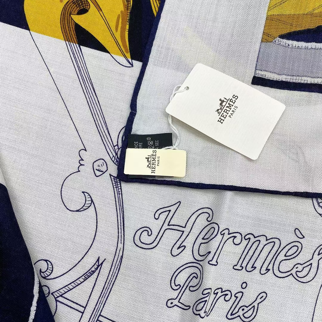 Hermès（爱马仕）秋季款 丝巾《国家马术指导条纹版丝绒披肩》蓝白色