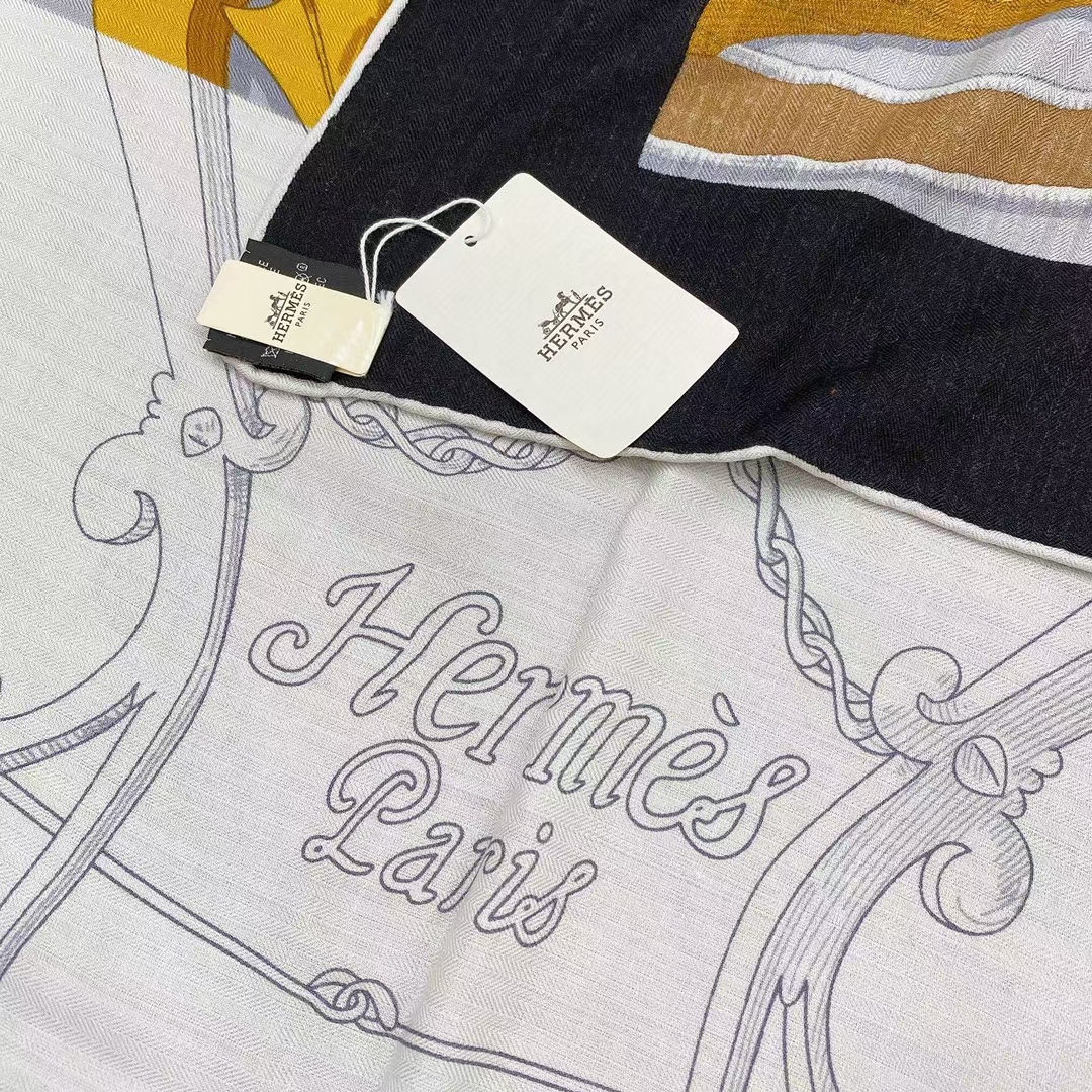 Hermès（爱马仕）秋季款 丝巾《国家马术指导条纹版丝绒披肩》黑灰色
