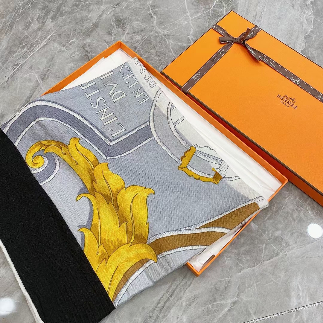 Hermès（爱马仕）秋季款 丝巾《国家马术指导条纹版丝绒披肩》黑灰色