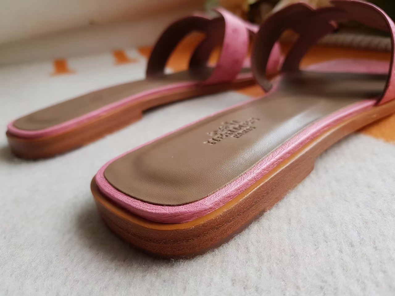 Hermès（爱马仕）H拖鞋 平底 鸵鸟皮 1Q奶昔 粉色