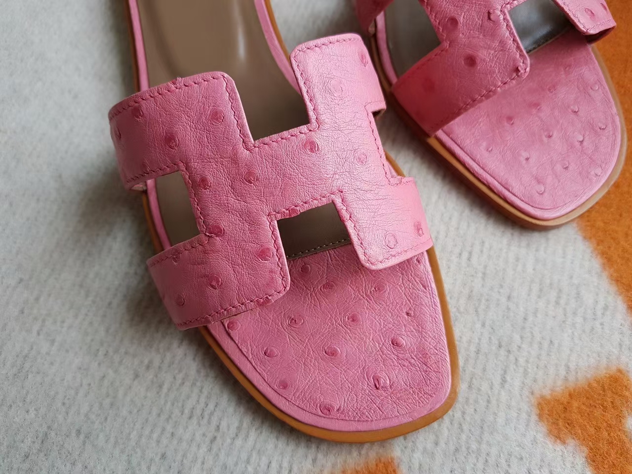 Hermès（爱马仕）H拖鞋 平底 鸵鸟皮 1Q奶昔 粉色