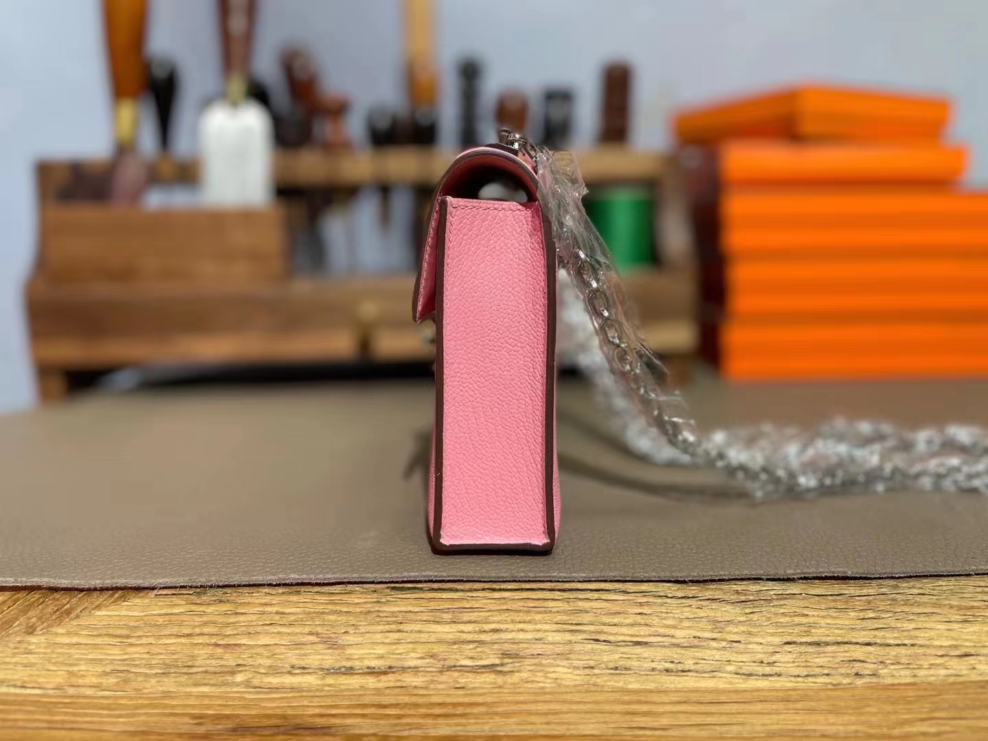Hermès（爱马仕）Verrou 手枪包 奶昔粉 山羊皮 银扣