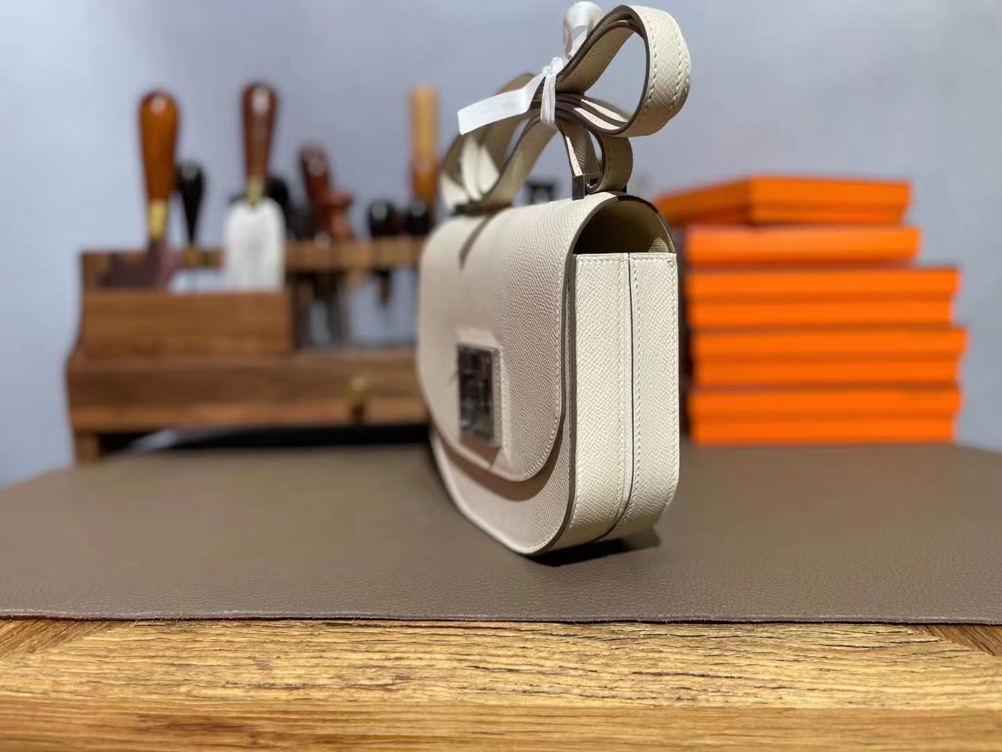 Hermès（爱马仕）马赛克 奶昔白 Epsom 掌纹皮 银扣 17cm