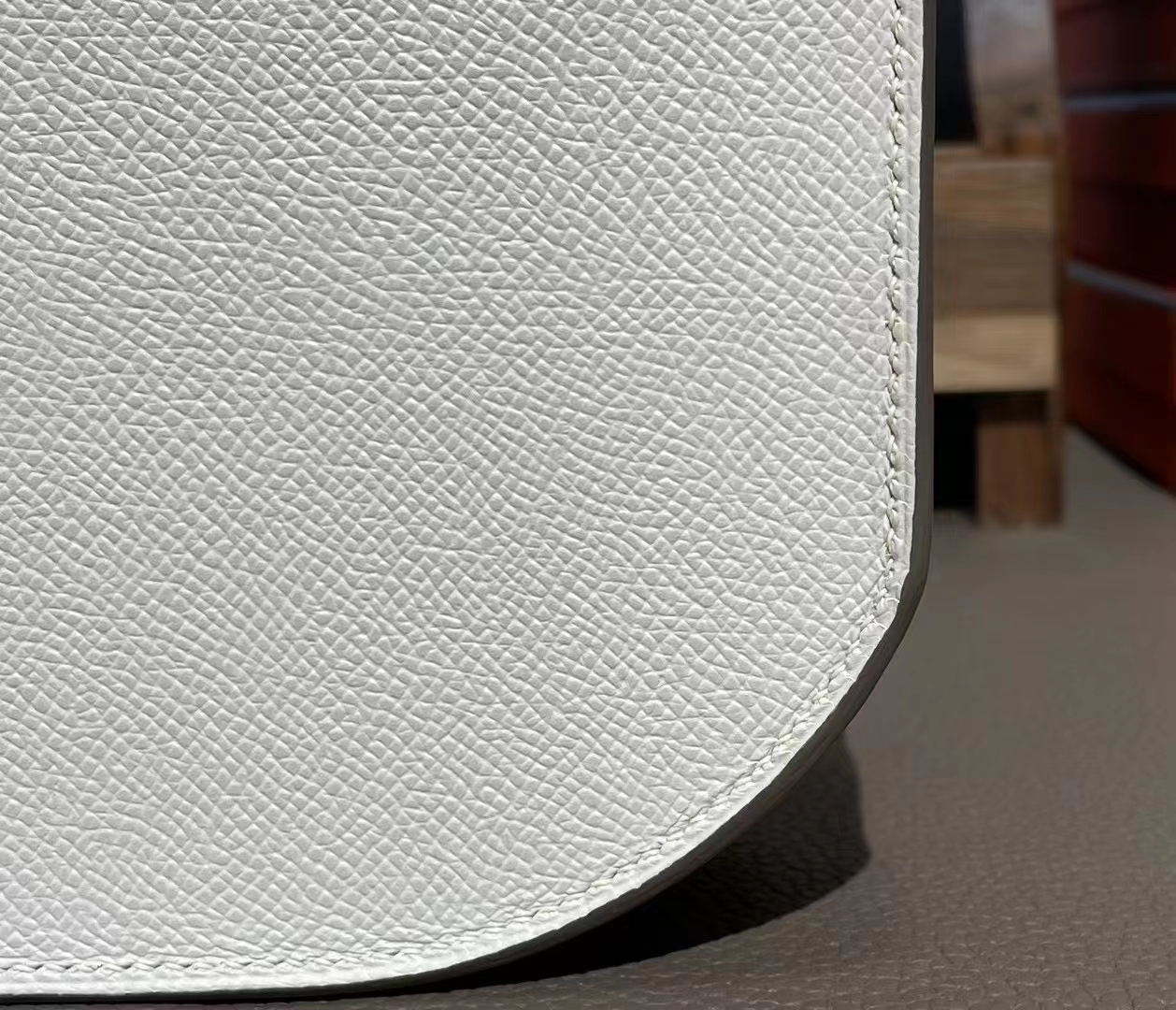 Hermès（爱马仕）马赛克 奶昔白 Epsom 掌纹皮 银扣 17cm