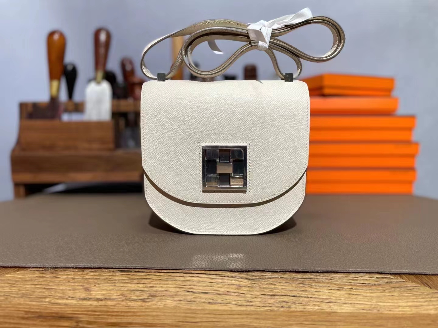 Hermès（爱马仕）马赛克 奶昔白 Epsom 掌纹皮 银扣 17cm
