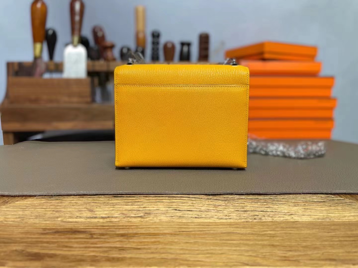 Hermès（爱马仕）Verrou 手枪包 芥末黄 山羊皮 银扣
