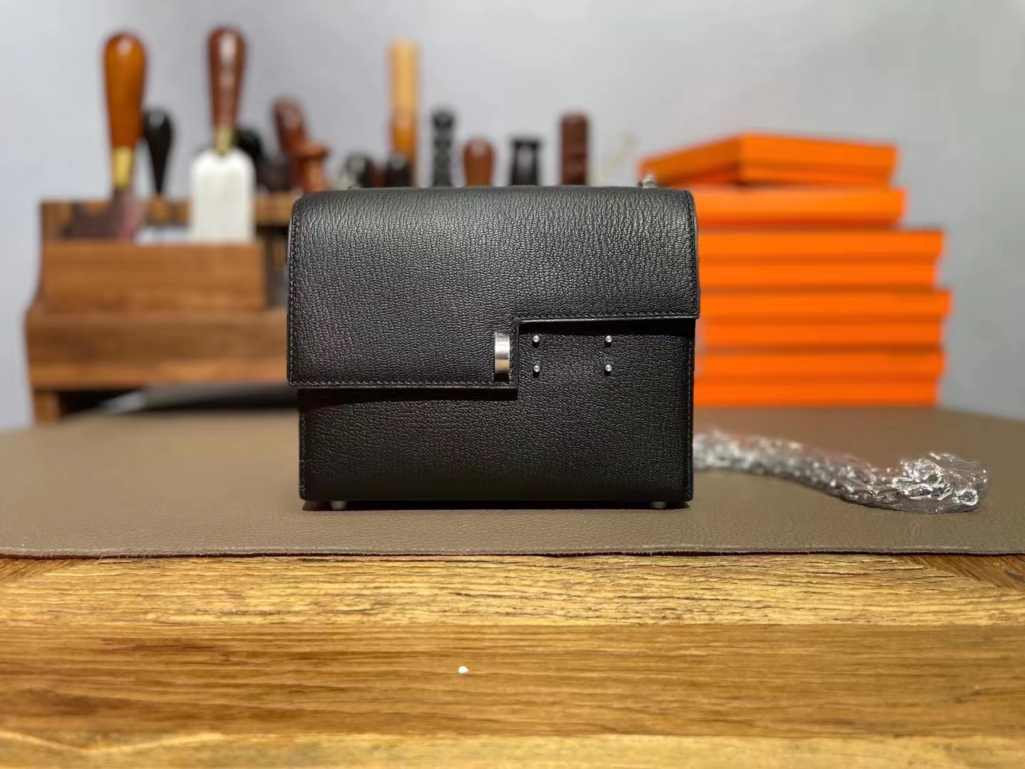 Hermès（爱马仕）Verrou 手枪包 黑色 山羊皮 银扣