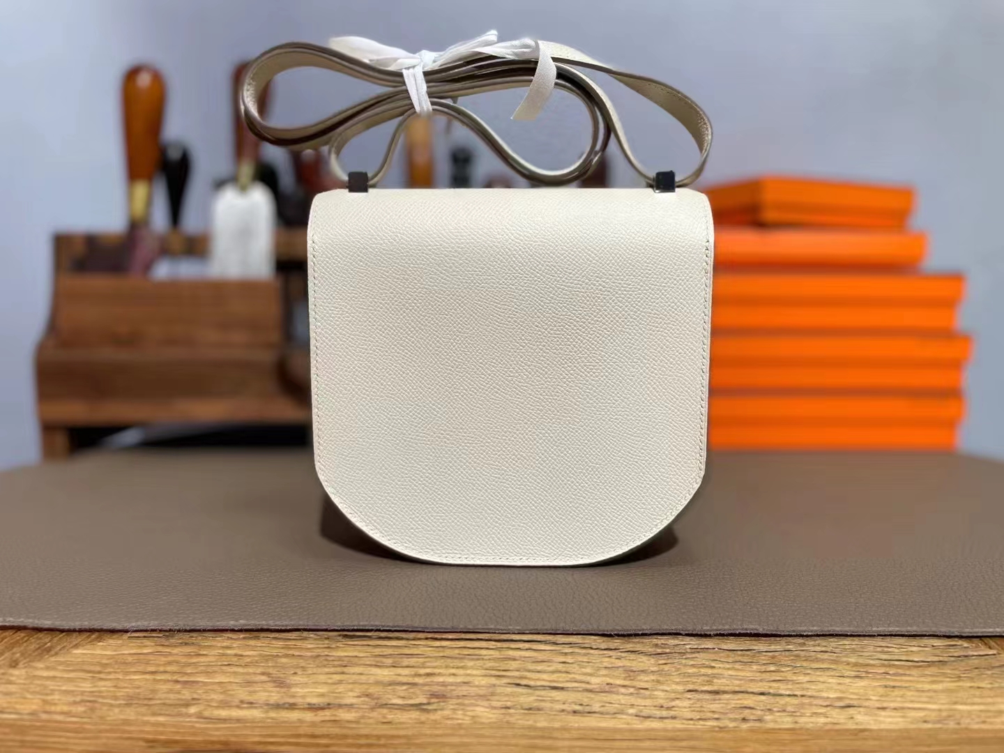 Hermès（爱马仕）马赛克 奶昔白 Epsom 掌纹皮 银扣 17cm
