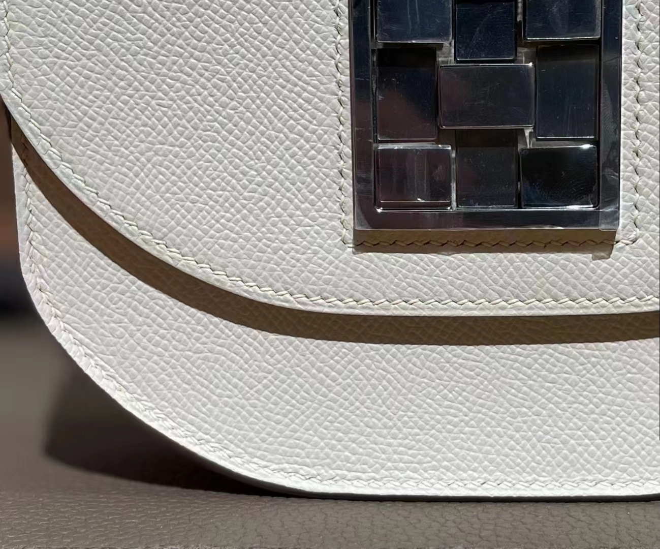 Hermès（爱马仕）马赛克 奶昔白 Epsom 掌纹皮 银扣 17cm