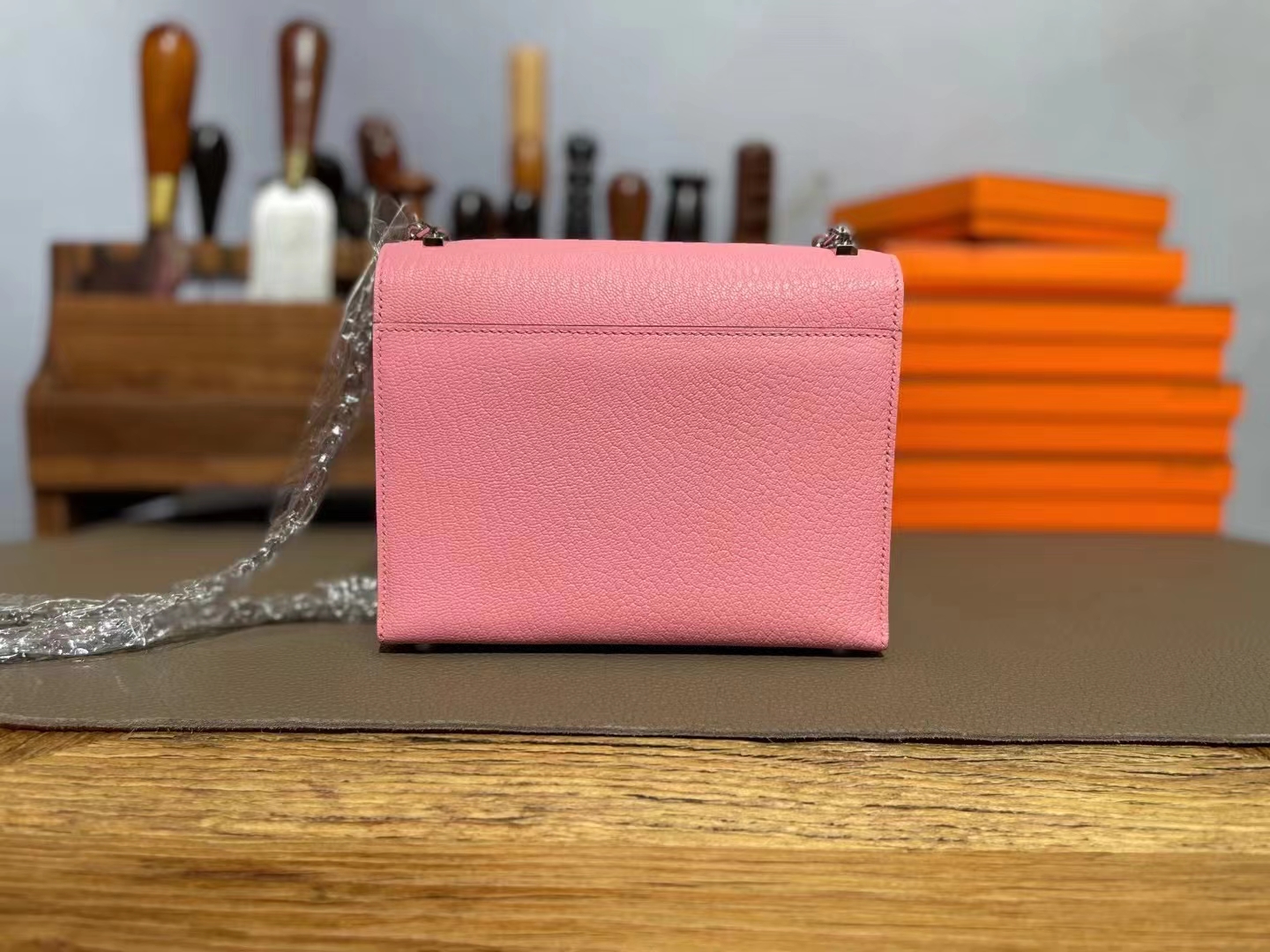 Hermès（爱马仕）Verrou 手枪包 奶昔粉 山羊皮 银扣