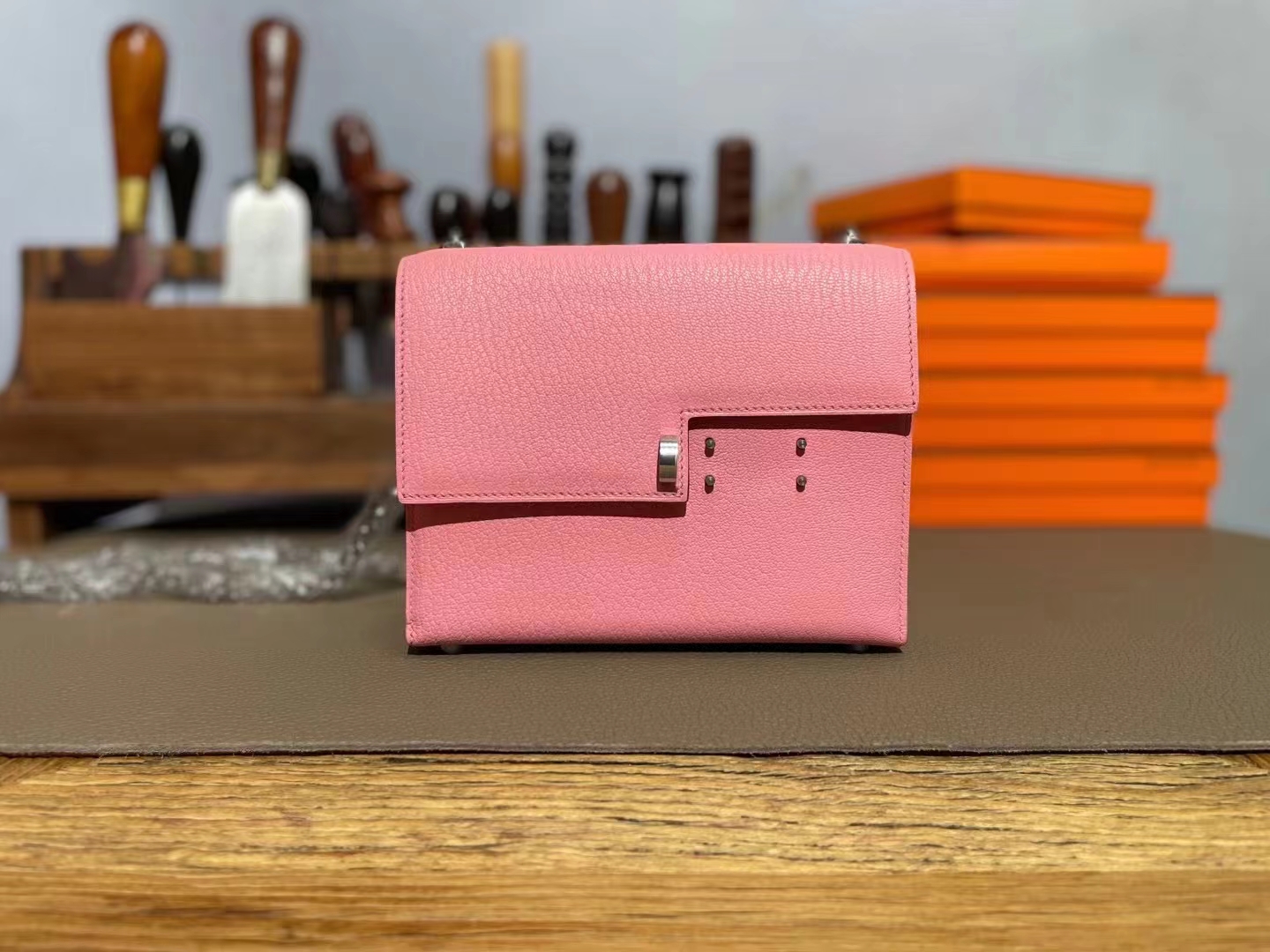 Hermès（爱马仕）Verrou 手枪包 奶昔粉 山羊皮 银扣
