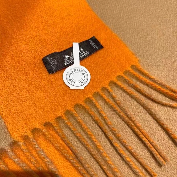 《双H 山羊绒围巾》橙色 拼 金色