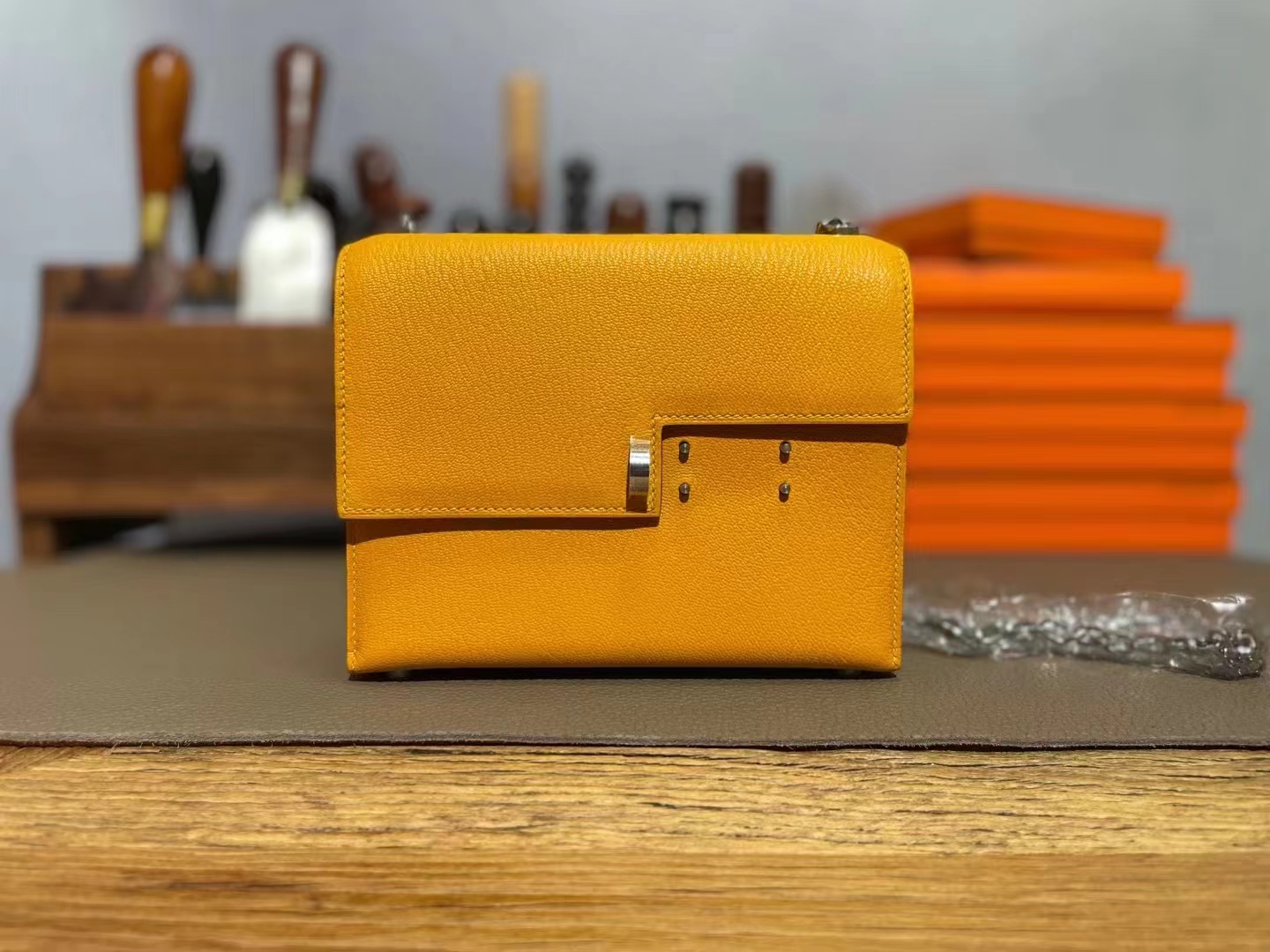 Hermès（爱马仕）Verrou 手枪包 芥末黄 山羊皮 银扣